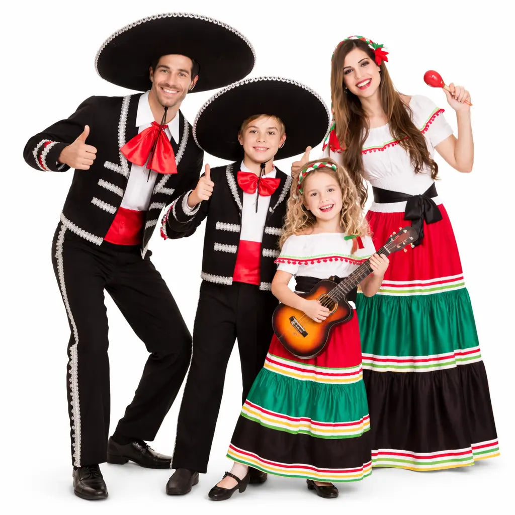 Familia disfrazada de mariachis con trajes tradicionales y vestidos tricolor preparada para Carnaval