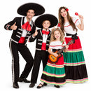 Familia disfrazada de mariachis con trajes tradicionales y vestidos tricolor preparada para Carnaval