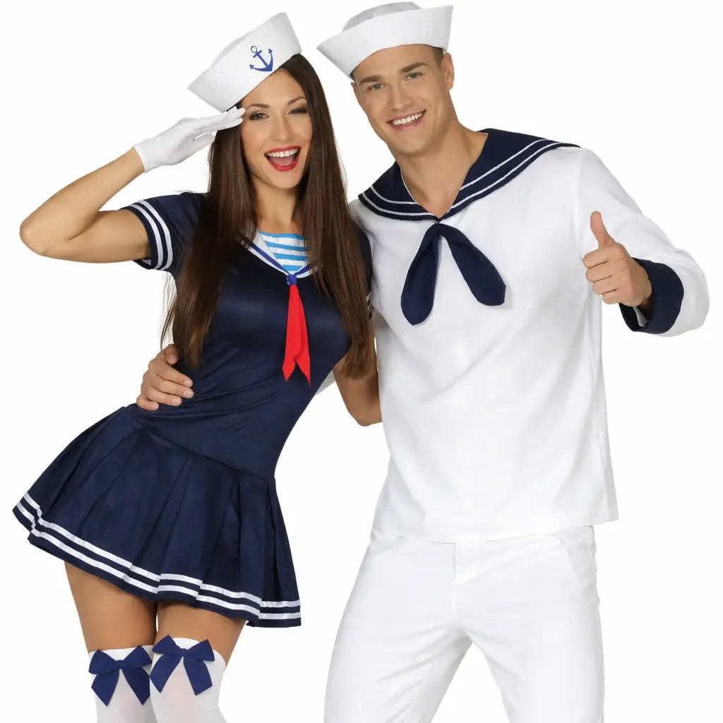 Pareja disfrazada de marineros con traje blanco masculino y vestido azul marino femenino estilo naval
