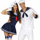 Pareja disfrazada de marineros con traje blanco masculino y vestido azul marino femenino estilo naval
