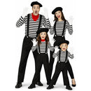 Grupo de amigos disfrazados de mimos con maquillaje blanco y negro en temática de circo