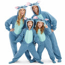 Familia disfrazada de Stitch en grupo lista para una fiesta divertida inspirada en Disney
