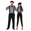 Pareja disfrazada de mimos con estilo clásico de circo posando juntos de forma divertida
