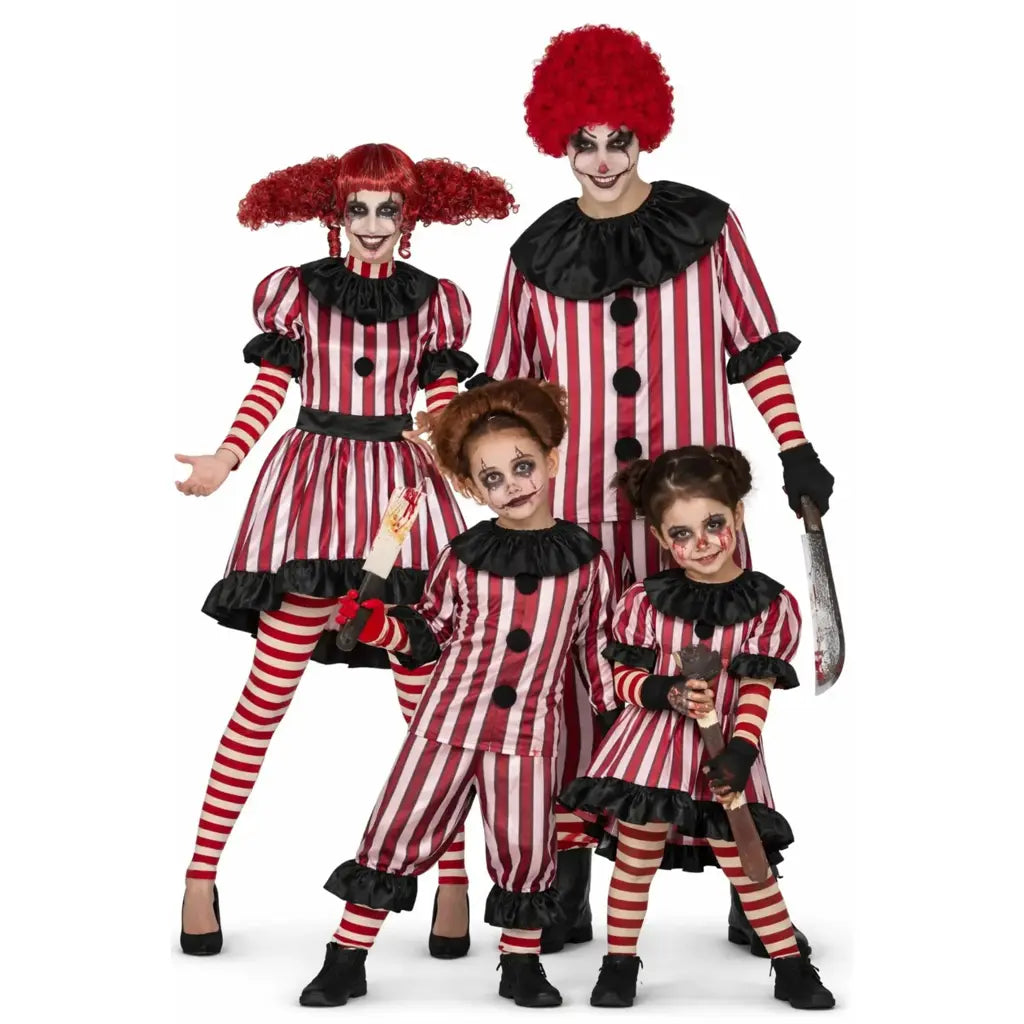 Grupo de amigos disfrazados de payasos asesinos con maquillaje terrorífico en fiesta de Halloween