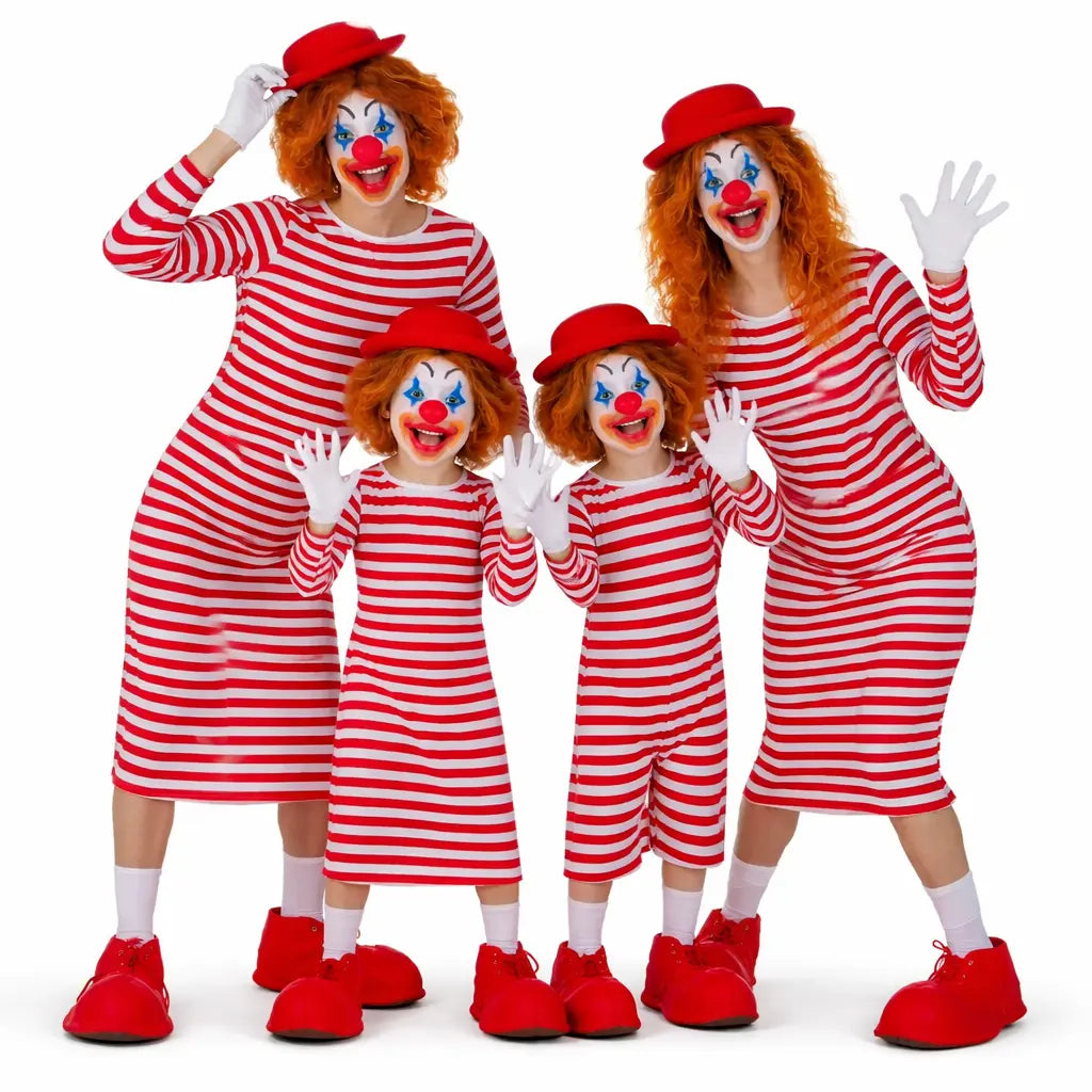 Grupo de amigos disfrazados de payasos coloridos estilo circo riendo en Carnaval