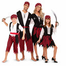 Grupo de amigos disfrazados de piratas a rayas coordinados en Carnaval con estilo divertido y uniforme