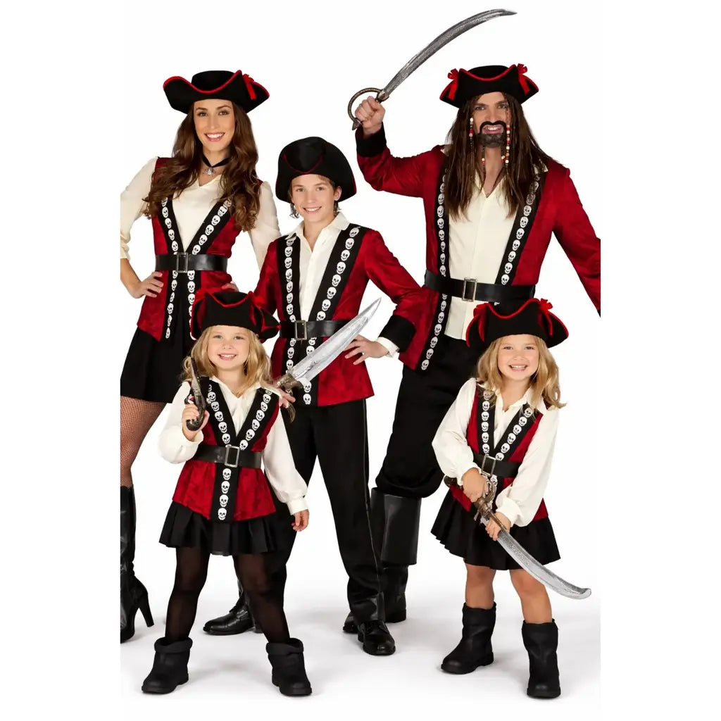 Grupo de amigos disfrazados de piratas con diferentes estilos en una fiesta de Carnaval