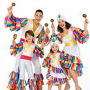 Grupo de personas con disfraces rumberos coloridos con volantes para Carnaval