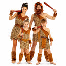Grupo disfrazado de trogloditas cavernícolas con trajes marrones estilo piel de animal en Carnaval