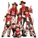 Familia completa de vaqueros disfrutando juntos de un disfraz coordinado con bebés, niños y adultos