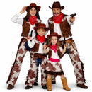 Grupo de amigos disfrazados de vaqueros del Oeste con sheriff y forajidos en Carnaval