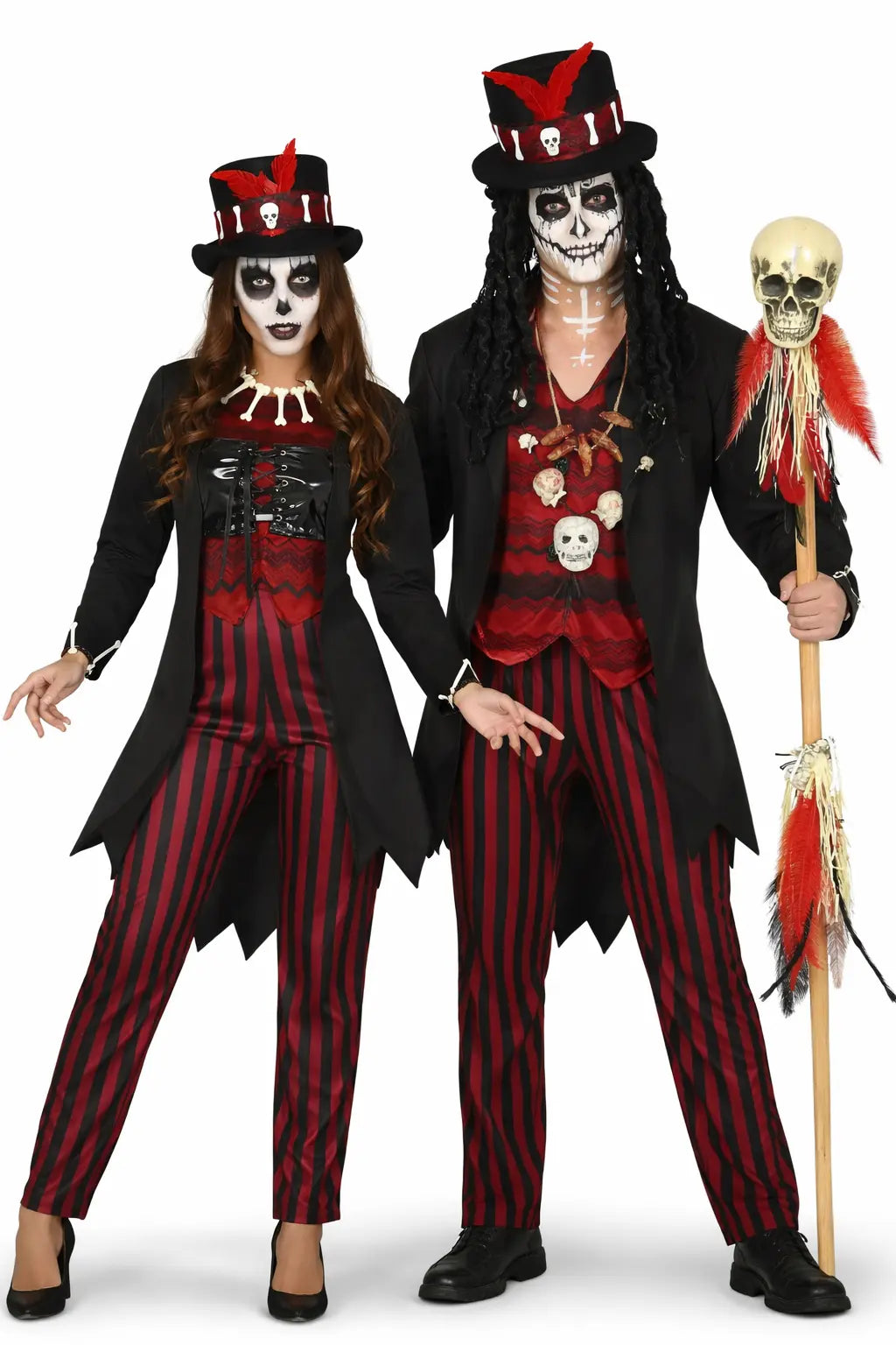 Pareja con disfraces vudú de terror coordinados para Halloween con estética oscura