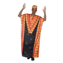 Hombre con disfraz africano compuesto por túnica larga estampada y sombrero tradicional.