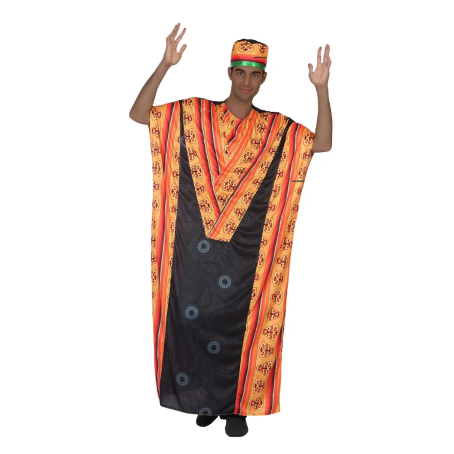 Hombre con disfraz africano compuesto por túnica larga estampada y sombrero tradicional.