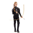 Niña con disfraz de arquera medieval en color negro con pantalón y camiseta estilo guerrera