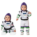 Bebé con disfraz de astronauta compuesto por mono, gorro y panel de control espacial acolchado