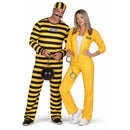Pareja disfrazada de presos con traje amarillo femenino y traje a rayas amarillas y negras masculino