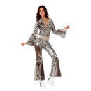Mujer con disfraz Disco Plata compuesto por mono brillante plateado y cinturón de estilo años 70.