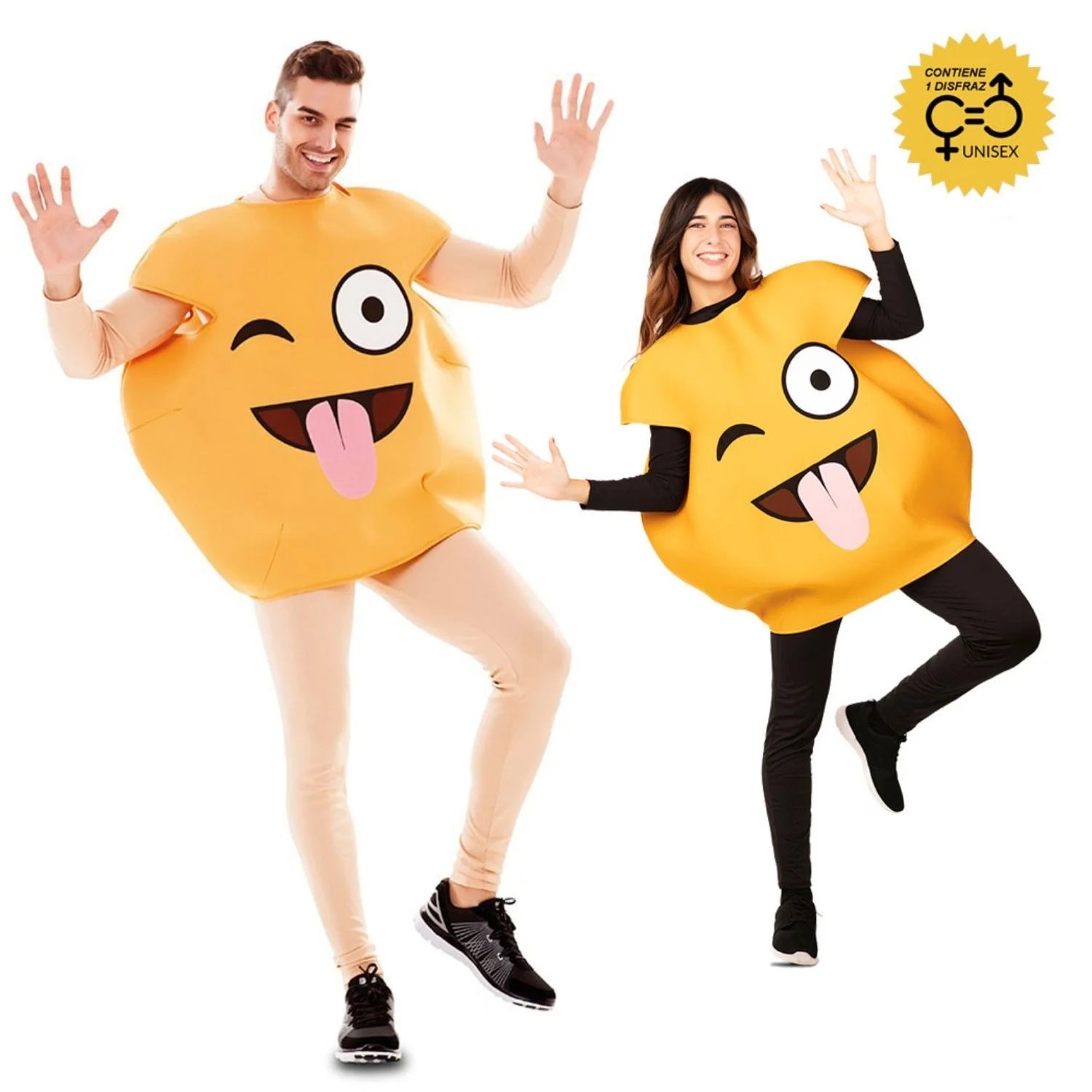 Hombre y mujer con disfraz de emoticono bromista amarillo con guiño y lengua fuera