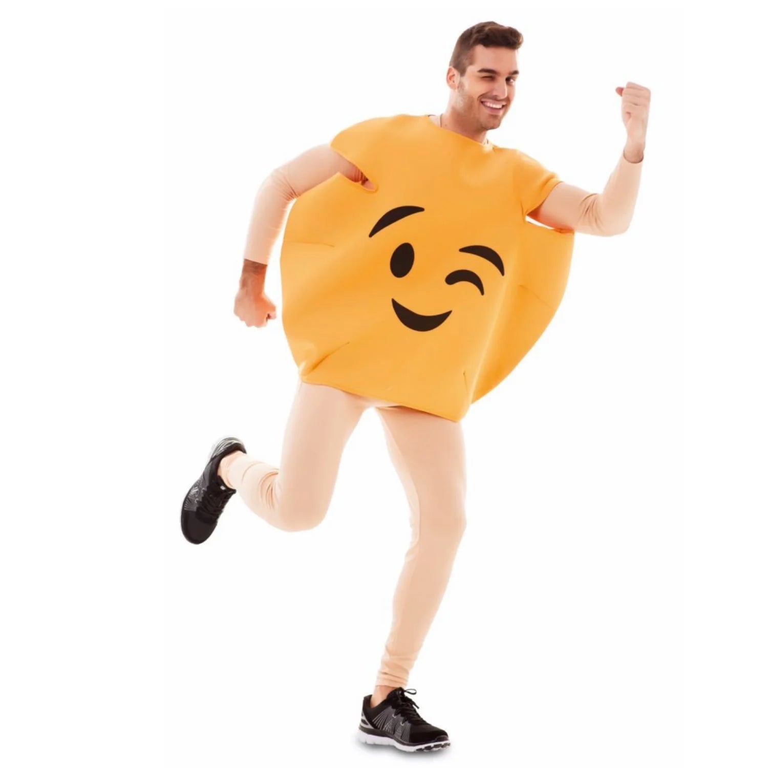 Hombre con disfraz de emoticono amarillo guiñando un ojo inspirado en emoji divertido
