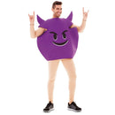 Hombre con disfraz de emoticono travieso morado con expresión divertida y cuernos