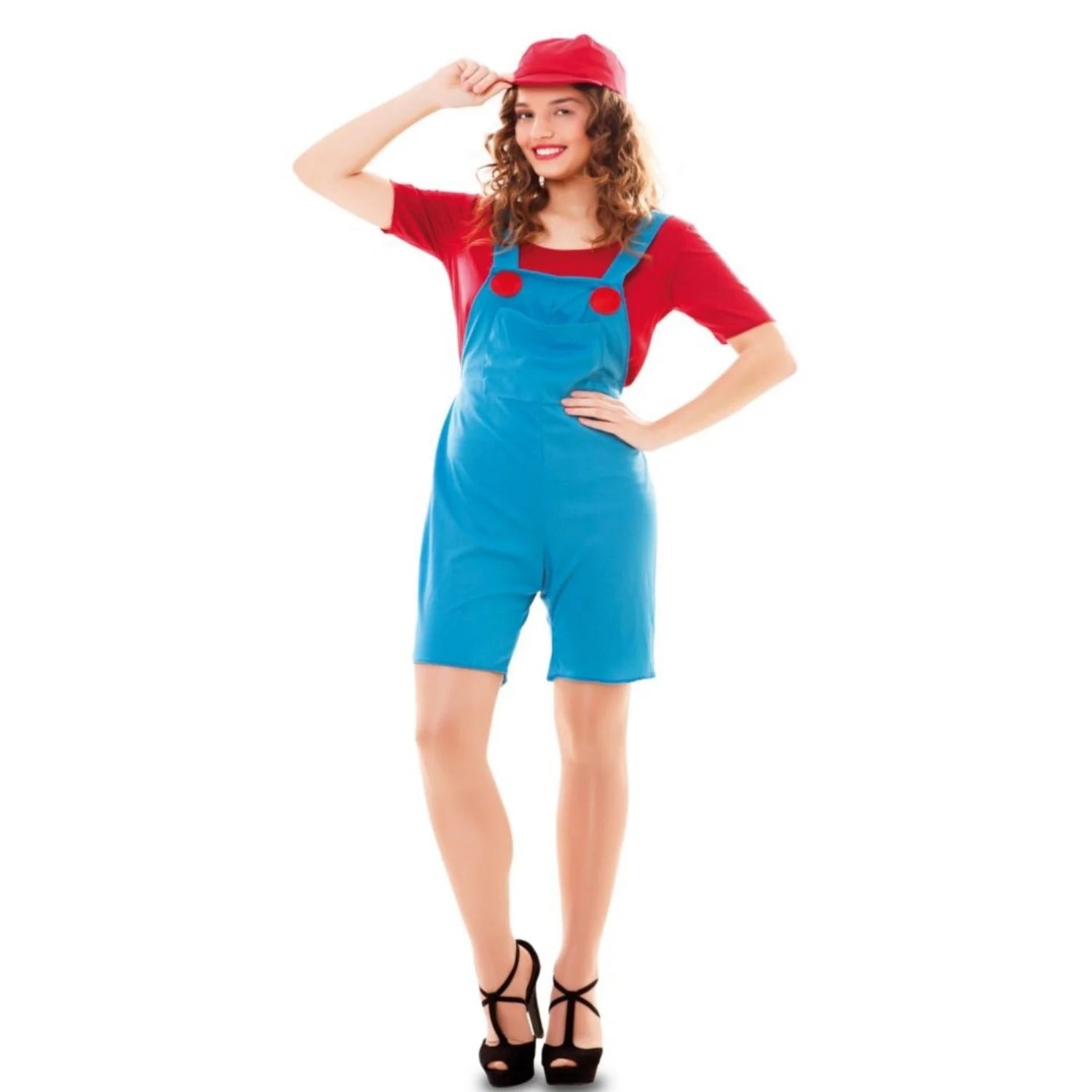 Mujer con disfraz de fontanera inspirado en videojuegos retro con mono azul y gorra roja