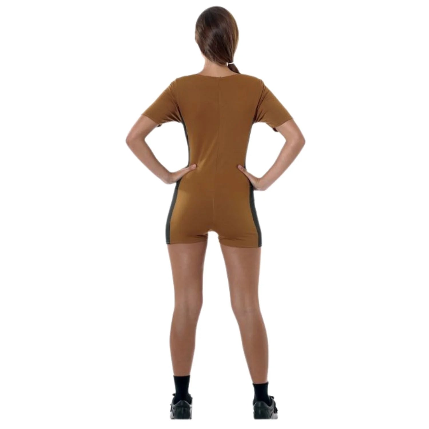 Mujer con disfraz de aventurera gamer para Carnaval y cosplay