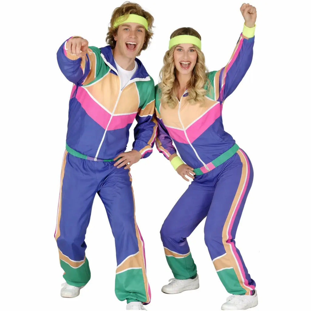 Pareja con disfraces de gimnasta años 80 con estilo retro en fiesta de Carnaval