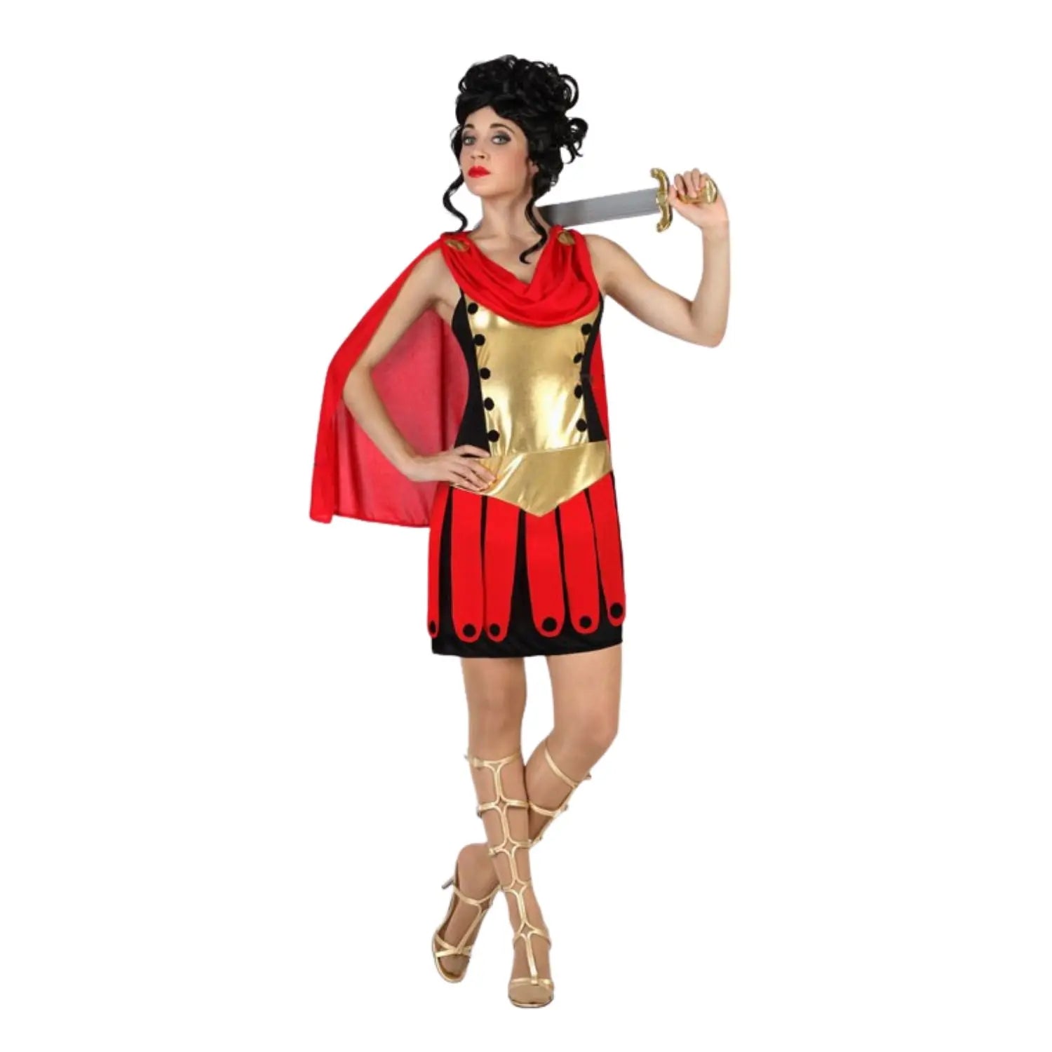 Mujer con disfraz de gladiadora romana compuesto por vestido rojo y dorado con capa.