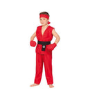 Niño con disfraz rojo de guerrero kung fu con guantes y cinta para la cabeza