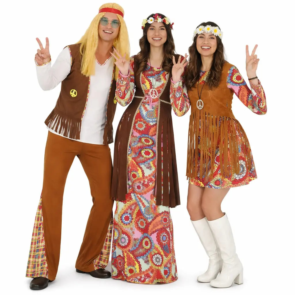 Grupo de amigos disfrazados de hippies con vestido corto, vestido largo y traje masculino estilo años 70 colorido