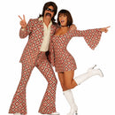 Pareja con disfraces disco años 70 bailando en fiesta retro con ropa brillante y estilo vintage