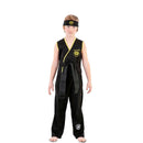 Disfraz Karate Cobra King Infantil con camiseta negra, pantalón y cinta inspirado en Cobra Kai