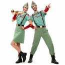 Pareja disfrazada de legionarios con uniforme verde militar, él con pantalón y ella con falda en fiesta temática