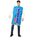 Hombre con disfraz Mentos azul inspirado en paquete de caramelos de menta
