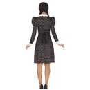 Mujer con disfraz siniestro inspirado en Miercoles Addams para Halloween