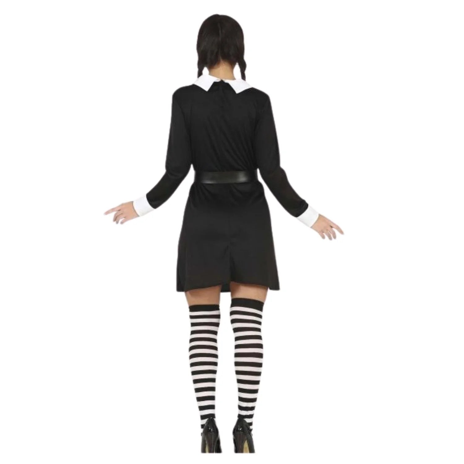 Mujer con disfraz de Miércoles Addams para Halloween