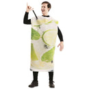 Hombre con disfraz de mojito gigante con lima y hierbabuena