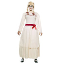 Mujer con disfraz de muñeca siniestra con vestido blanco y detalles rojos