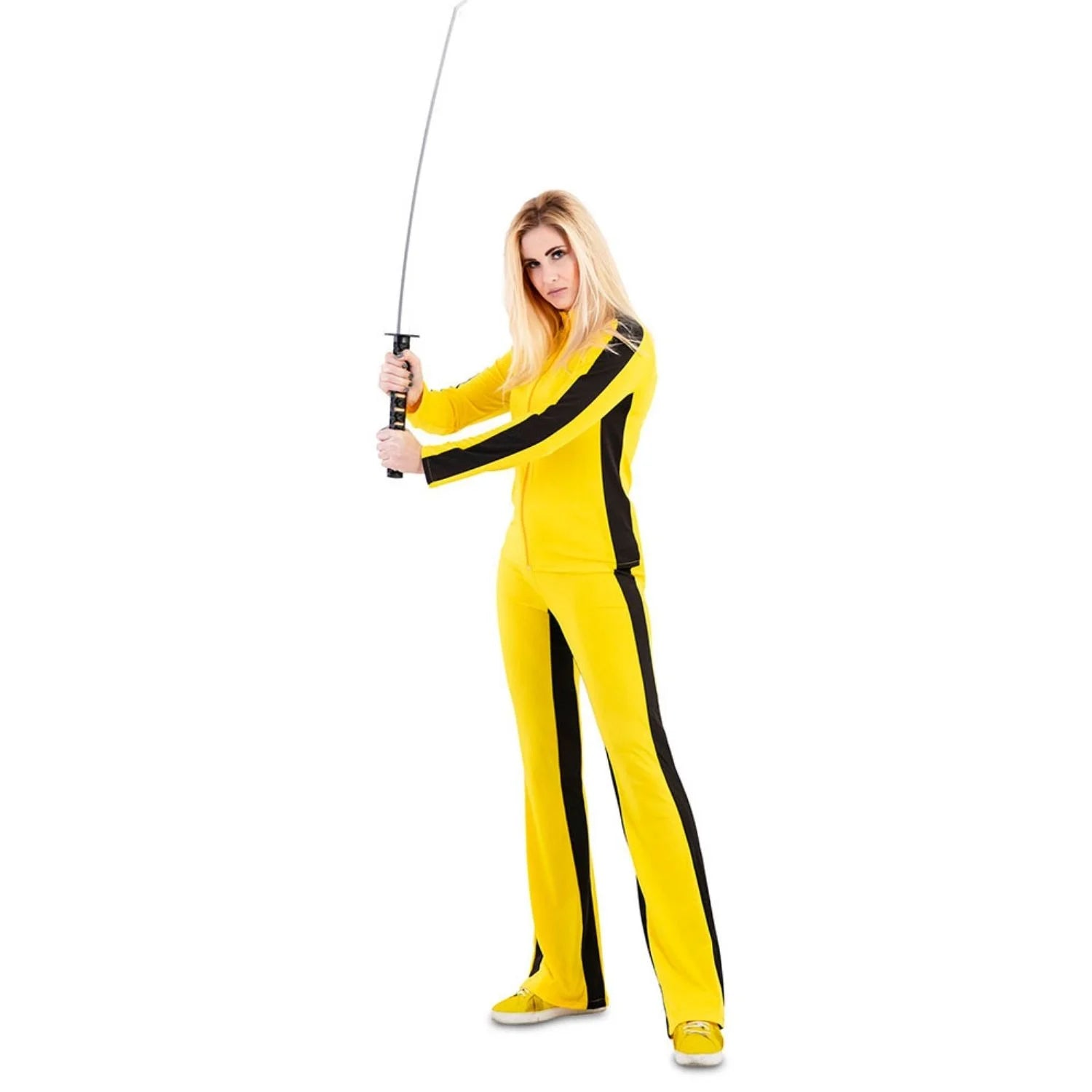 Mujer con disfraz de novia ninja amarillo inspirado en Kill Bill con katana