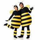 Pareja disfrazada de abejas en una fiesta de Carnaval