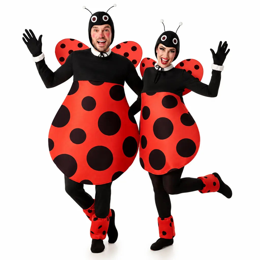 Pareja disfrazada de mariquitas con alas y colores rojos y negros