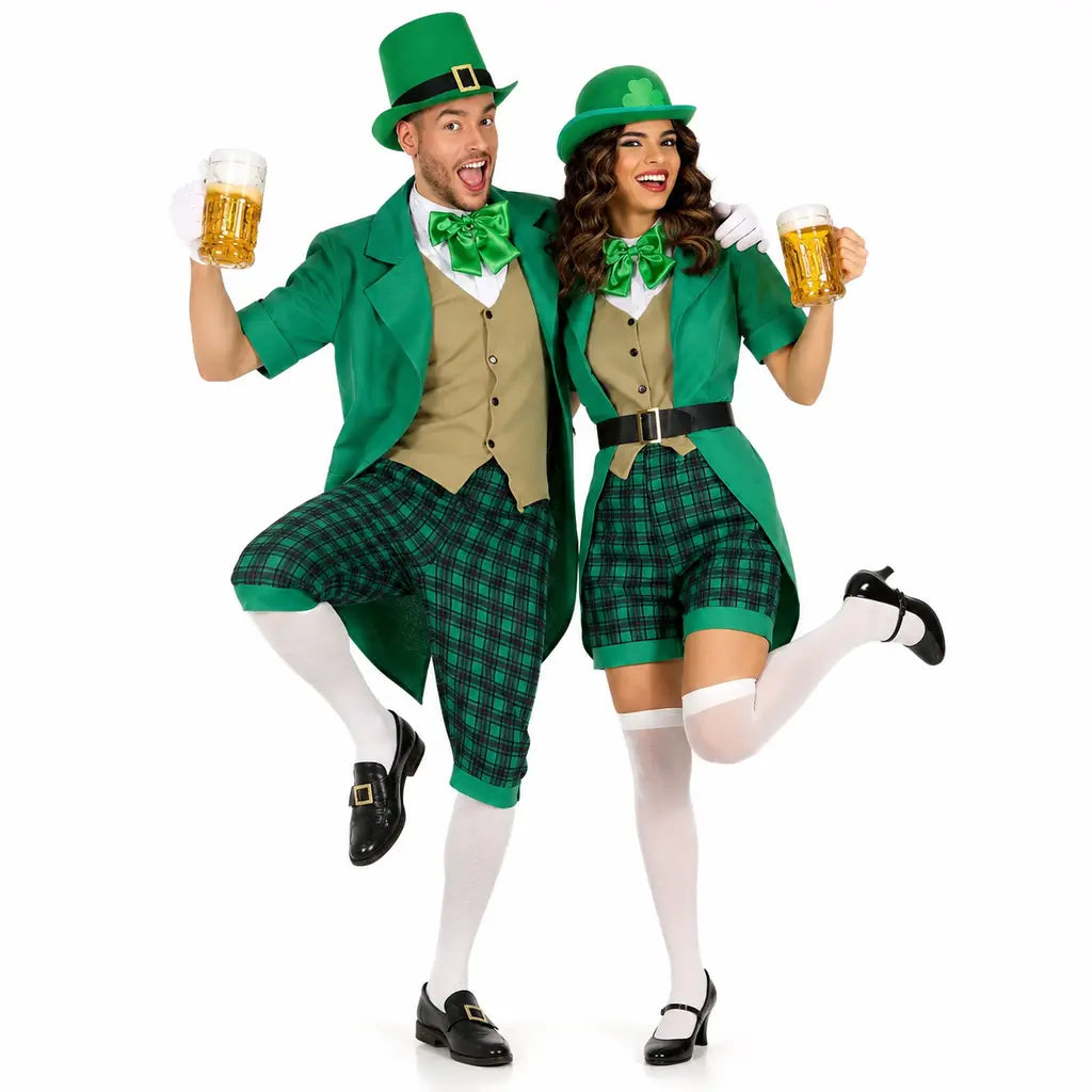 Pareja disfrazada para la fiesta de San Patricio con trajes verdes irlandeses