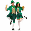 Pareja disfrazada para la fiesta de San Patricio con trajes verdes irlandeses
