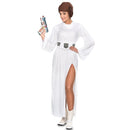 Mujer con disfraz de princesa galáctica blanca con cinturón y peinado espacial