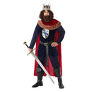 Hombre con disfraz de rey medieval compuesto por capa roja, camiseta con escudo, cinturón y pantalón.
