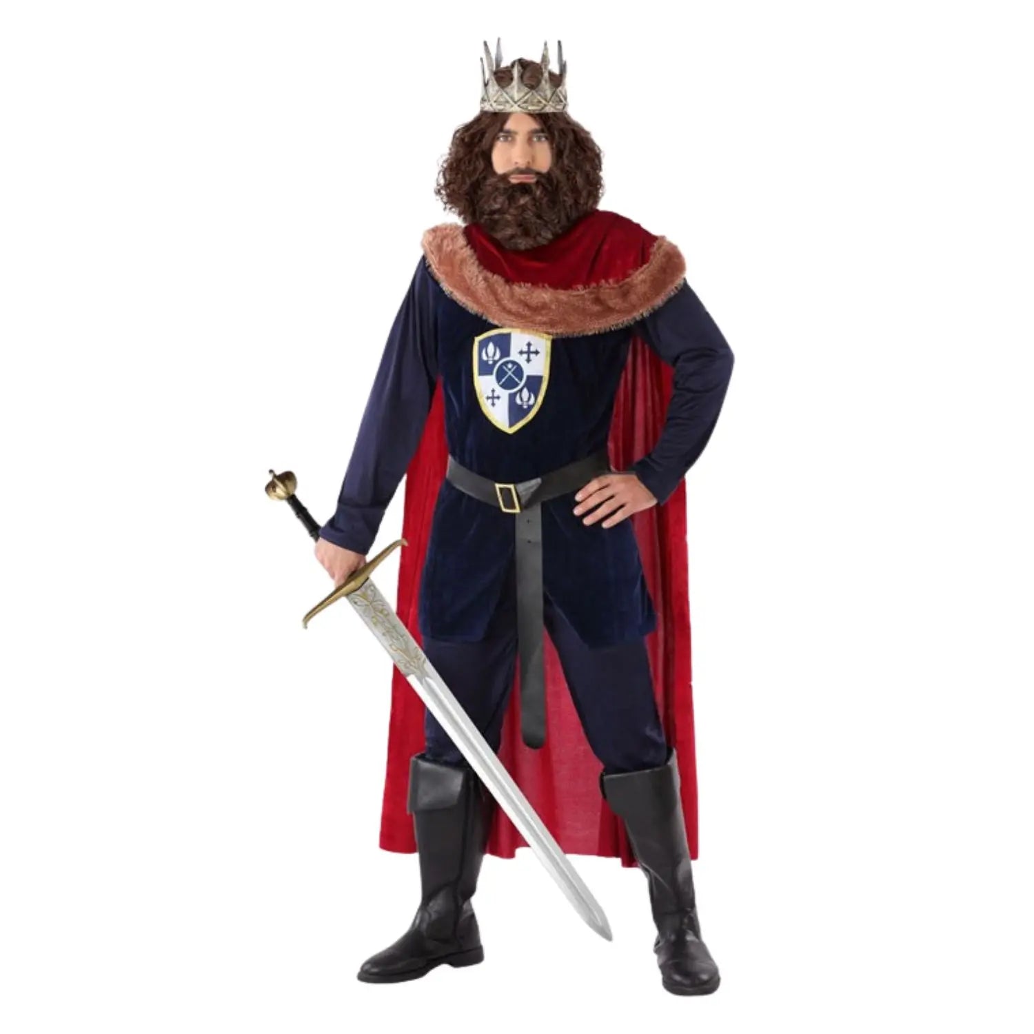 Hombre con disfraz de rey medieval compuesto por capa roja, camiseta con escudo, cinturón y pantalón.