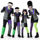 Grupo de amigos disfrazados de Frankenstein y monstruos de terror en una fiesta de Halloween
