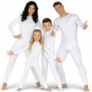 Grupo de amigos con maillots blancos coordinados para Carnaval actuando de forma divertida