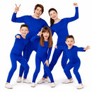 Grupo de amigos con disfraces de maillots azules coordinados para Carnaval y actuaciones